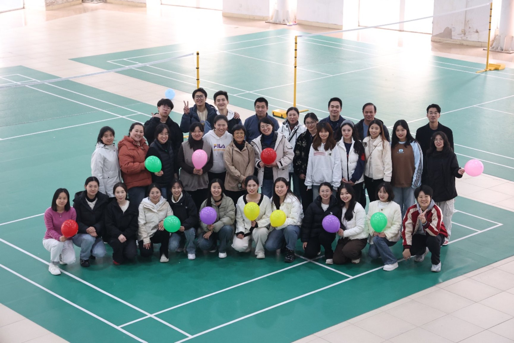 图片包含 人, 室内, 一群, 对着

描述已自动生成