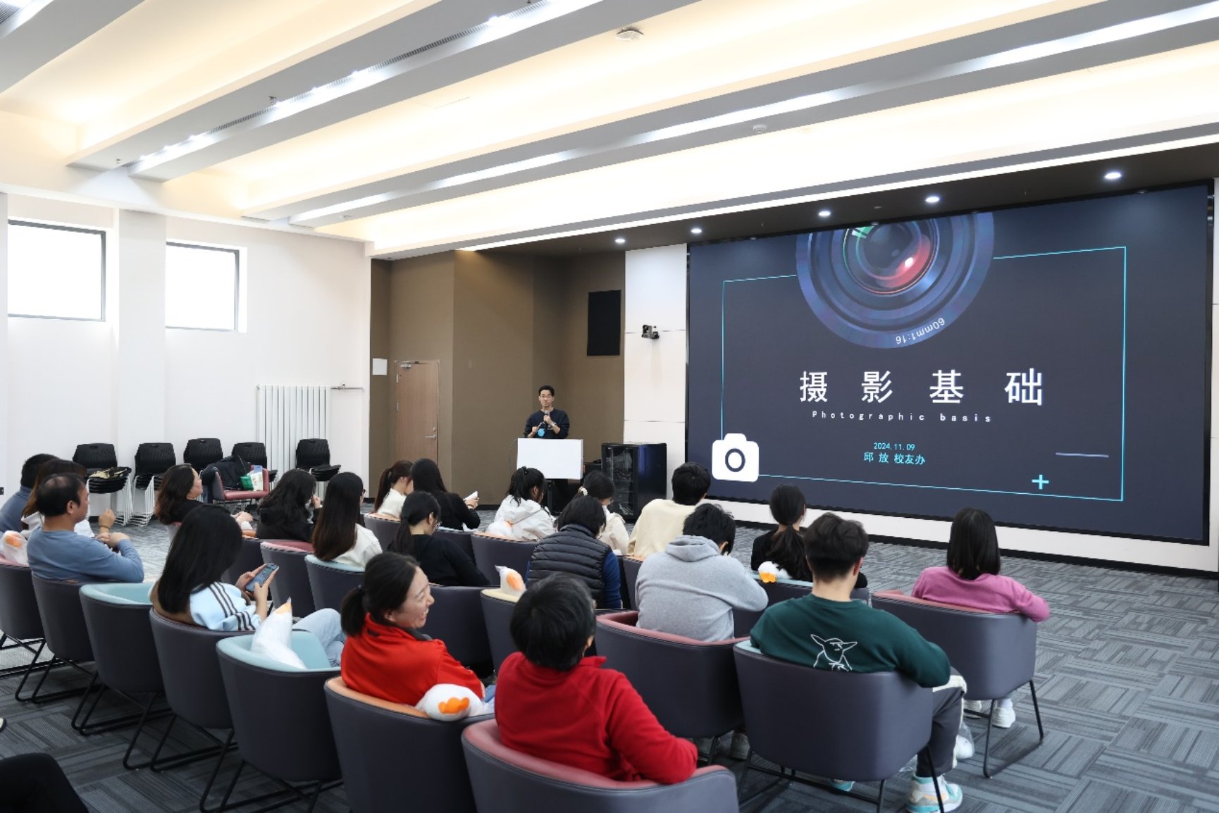 人们在看台上的人在房间里

中度可信度描述已自动生成