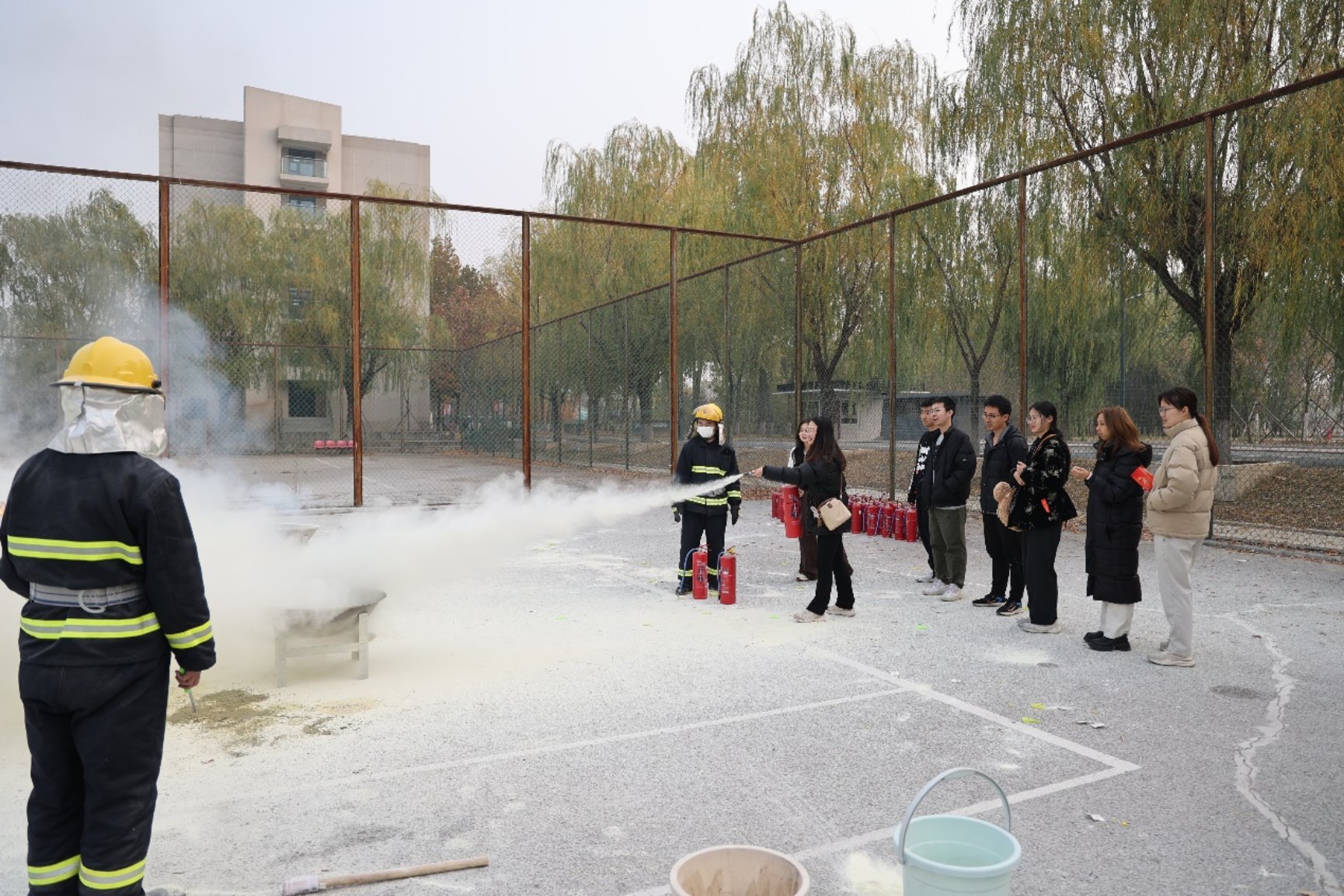 雪地上有一群人在街道上走

描述已自动生成
