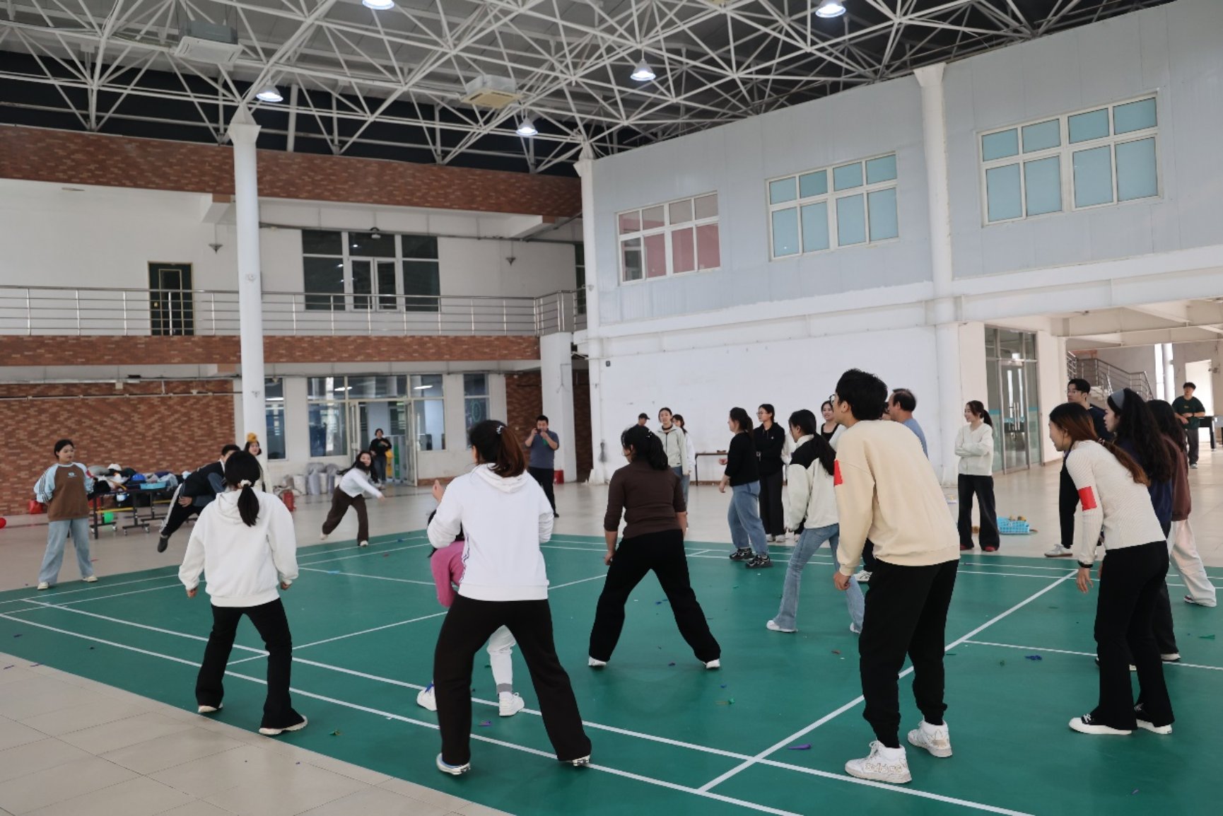 一群人在跳舞

中度可信度描述已自动生成