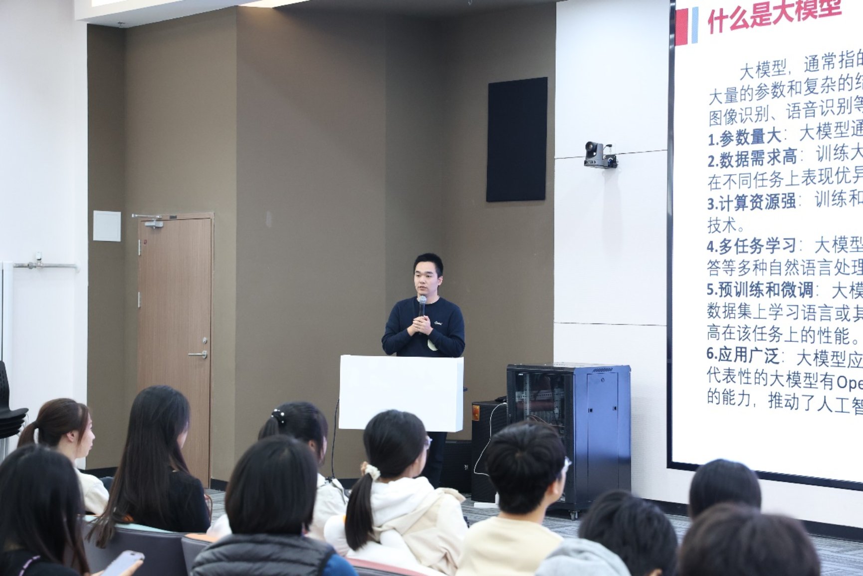 一群人正在听演讲

描述已自动生成