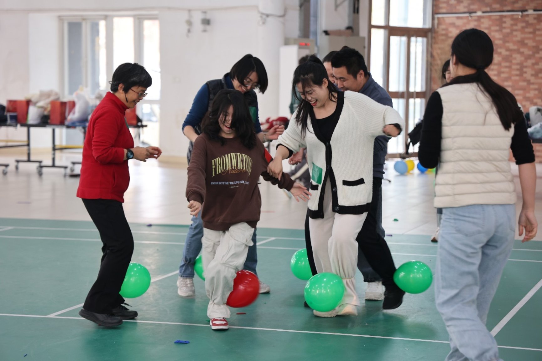 一群小孩正在踢足球

中度可信度描述已自动生成