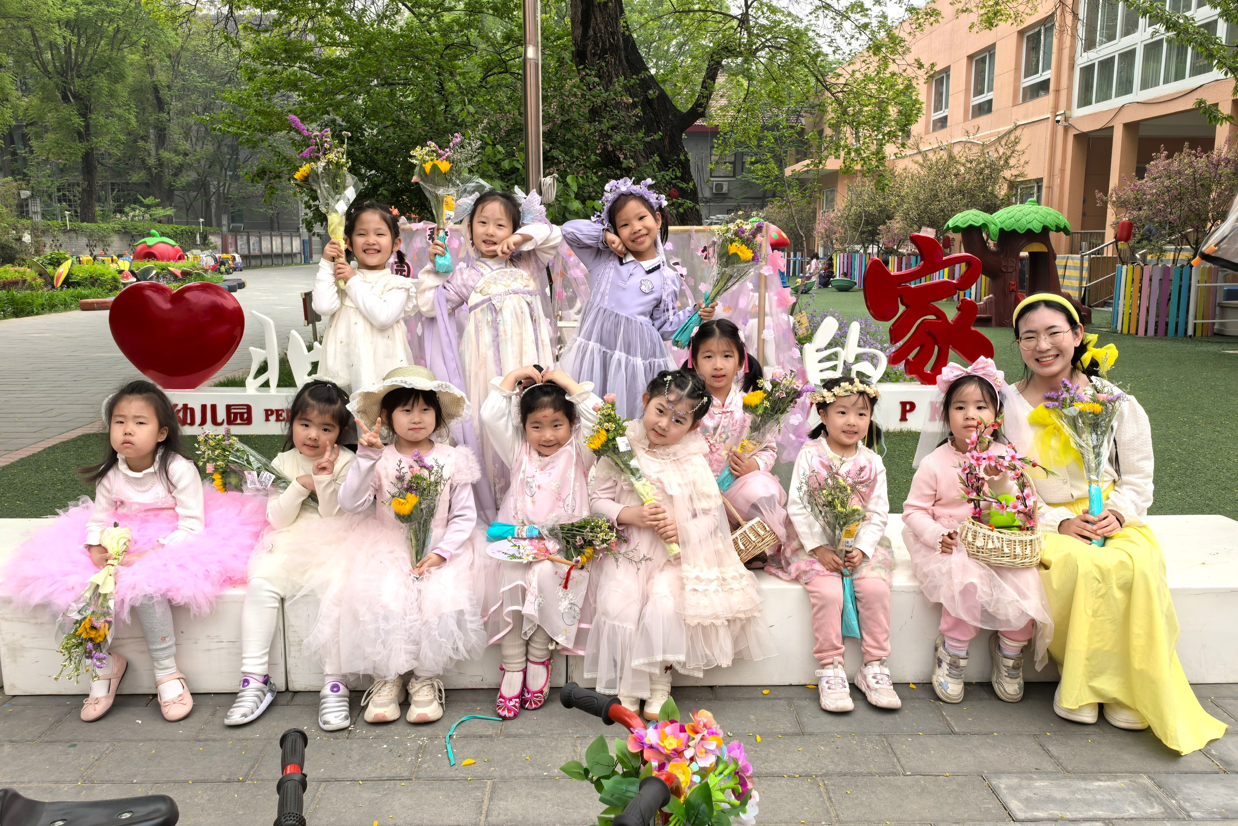 幼儿化身十二花神.jpg